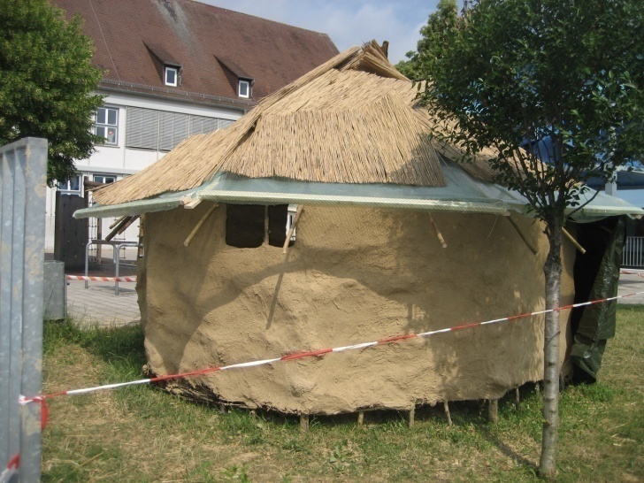 Wunnensteinschule - Patenschaft Afrika, Projekt Lehmhütte