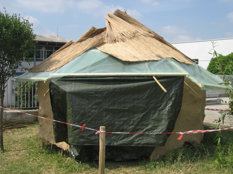 Wunnensteinschule - Patenschaft Afrika, Projekt Lehmhütte