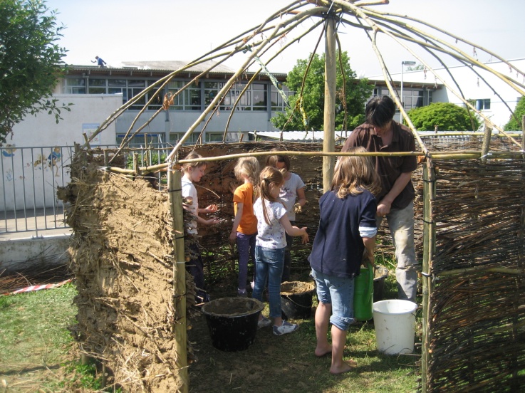 Wunnensteinschule - Patenschaft Afrika, Projekt Lehmhütte